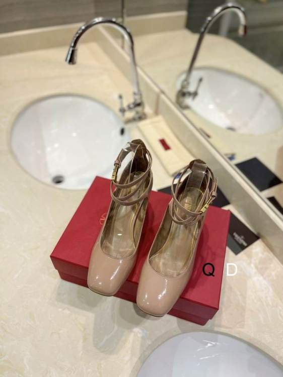 Picture of Valentino Shoes _SKUValentinosz35-40GDT070620302